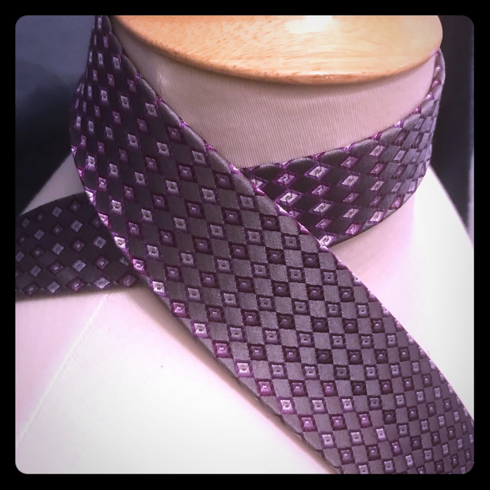 Geoffrey Beene Purple Diamond Pattern NeckTie.Silk
